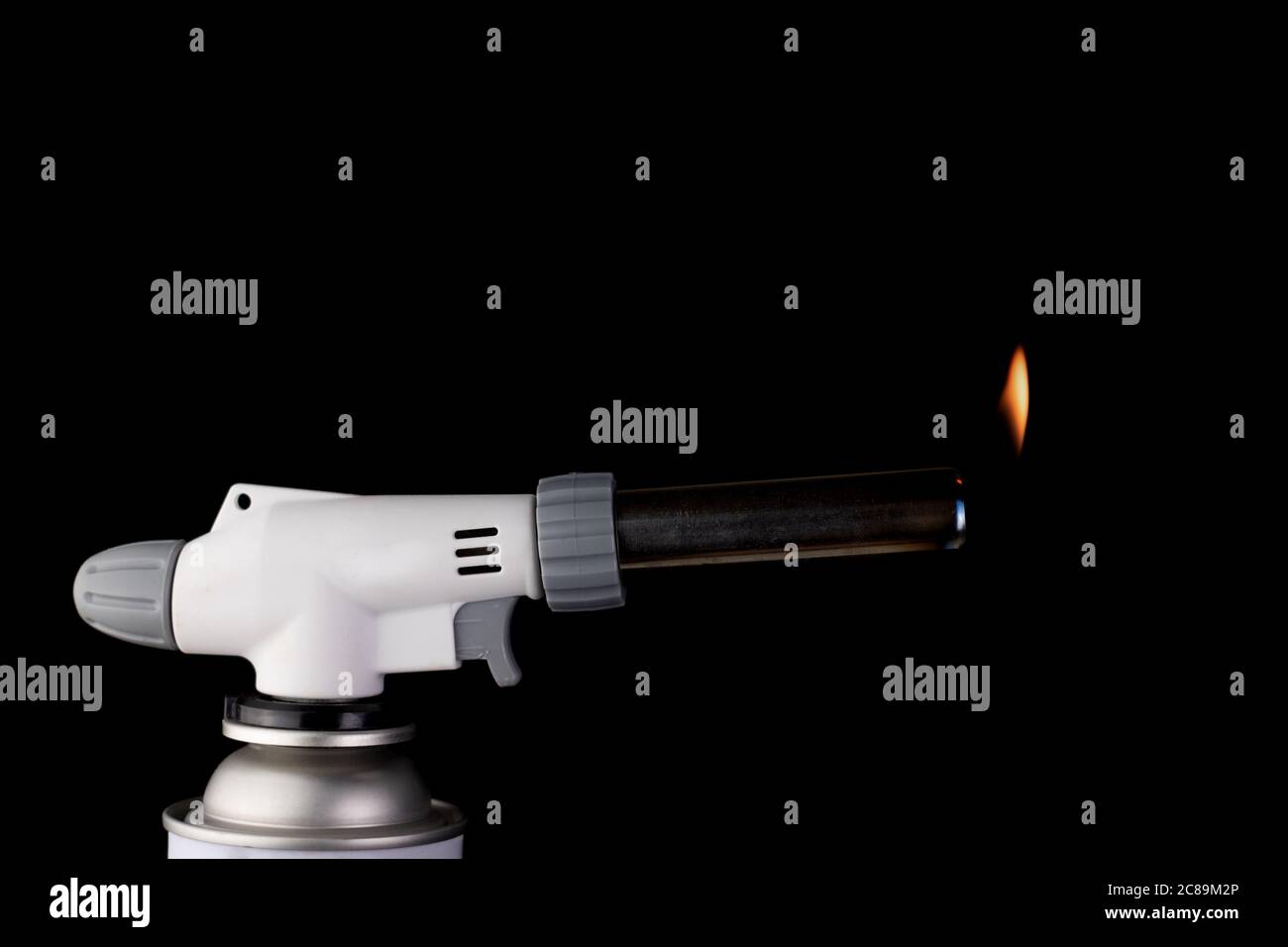 Gasbrenner mit Feuerflamme auf schwarzem Hintergrund Stockfoto