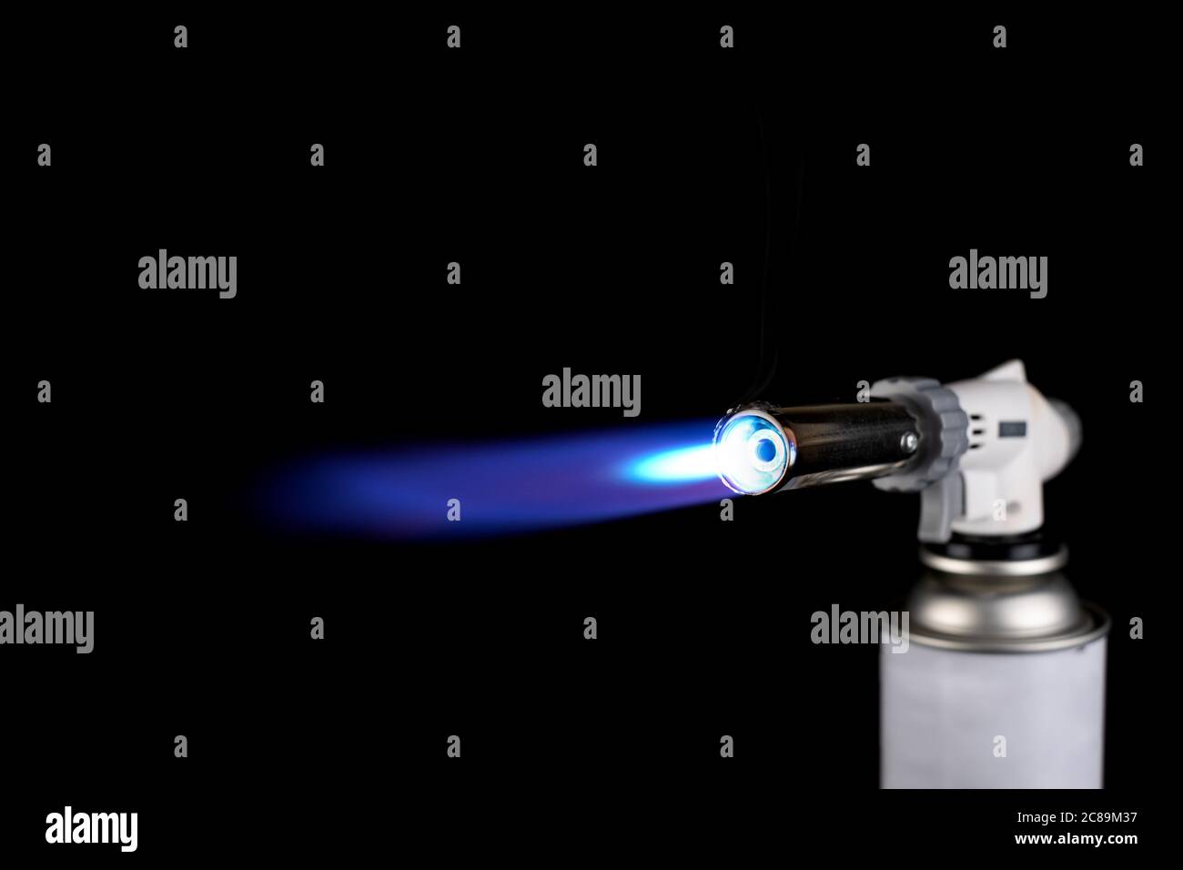 Gasbrenner mit blauer Feuerflamme auf schwarzem Hintergrund Stockfoto