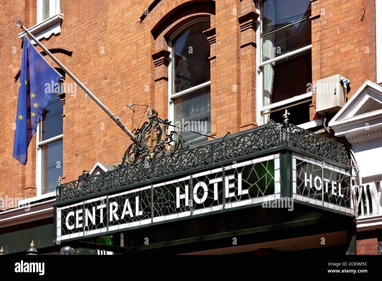 Retro-Buntglasschild am Central Hotel, außen. Fassade aus roten Ziegelsteinen. Reiseziele. Dublin City, Irland, Europa. EU. Nahaufnahme. Stockfoto