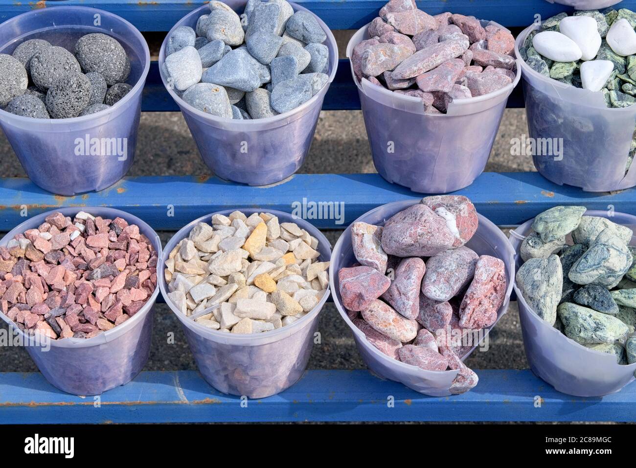 Baumaterialien. Natursteine werden auf dem Baumarkt verkauft. Baustoffe für Dekoration und Konstruktion. Stockfoto