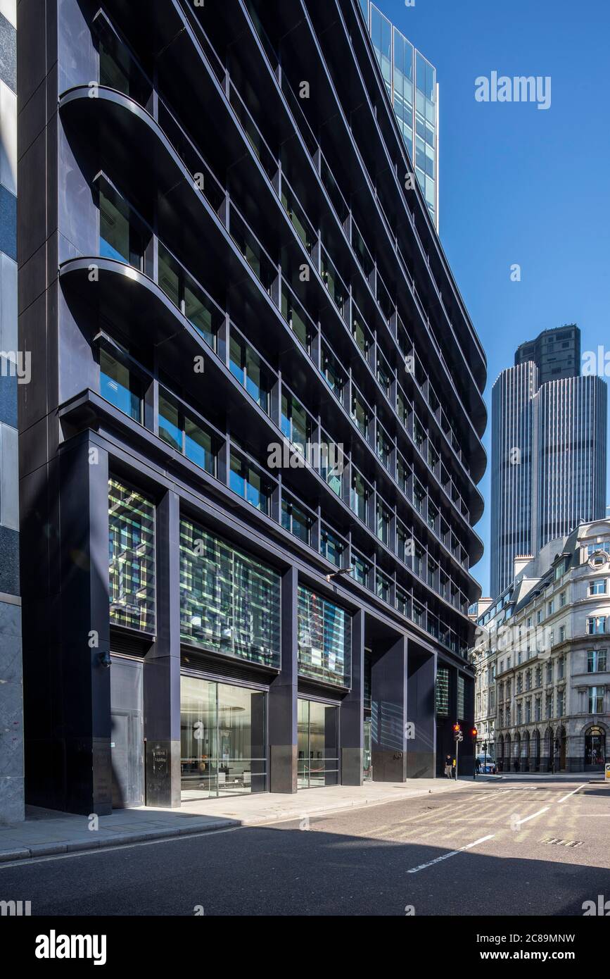 Blick nach Nordosten von Threadneedle Street bis Tower 42, mit Reflexen von dichroischem Glas auf der Fahrbahnoberfläche. 60 Threadneedle Street, City of Stockfoto