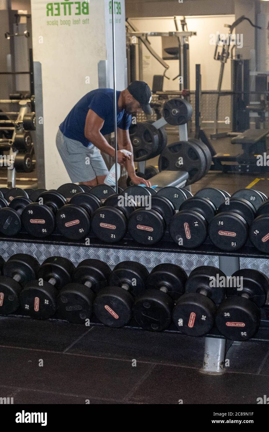 Brentwood, Großbritannien. Juli 2020. Das Better Gym Brentwood bereitet sich auf die Wiedereröffnung vor, da die covid-19 Lockdown entspannt ist. Die Mitarbeiter reinigen und überprüfen die Geräte und üben die neuen covid sicheren Fitness-Prozesse. Kredit: Ian Davidson/Alamy Live Nachrichten Stockfoto