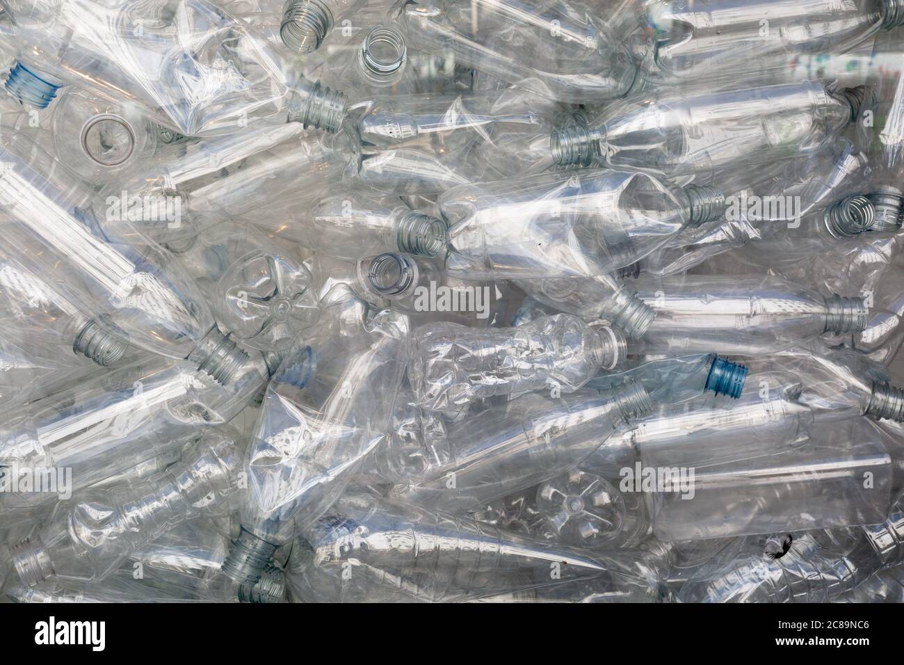 Ein Detail von Einweg-Plastikflaschen, das am 22. Juli 2020 in London, England, in einem Schaufenster in der New Bond Street ausgestellt wurde. Der durchschnittliche Londoner kauft pro Woche mehr als drei Plastikflaschen - 175 Flaschen pro Jahr und Person. Und 7.7 Milliarden Plastikflaschen werden jedes Jahr in ganz Großbritannien gekauft, was zu erheblichen Mengen an Einweg-Plastikmüll führt. Stockfoto