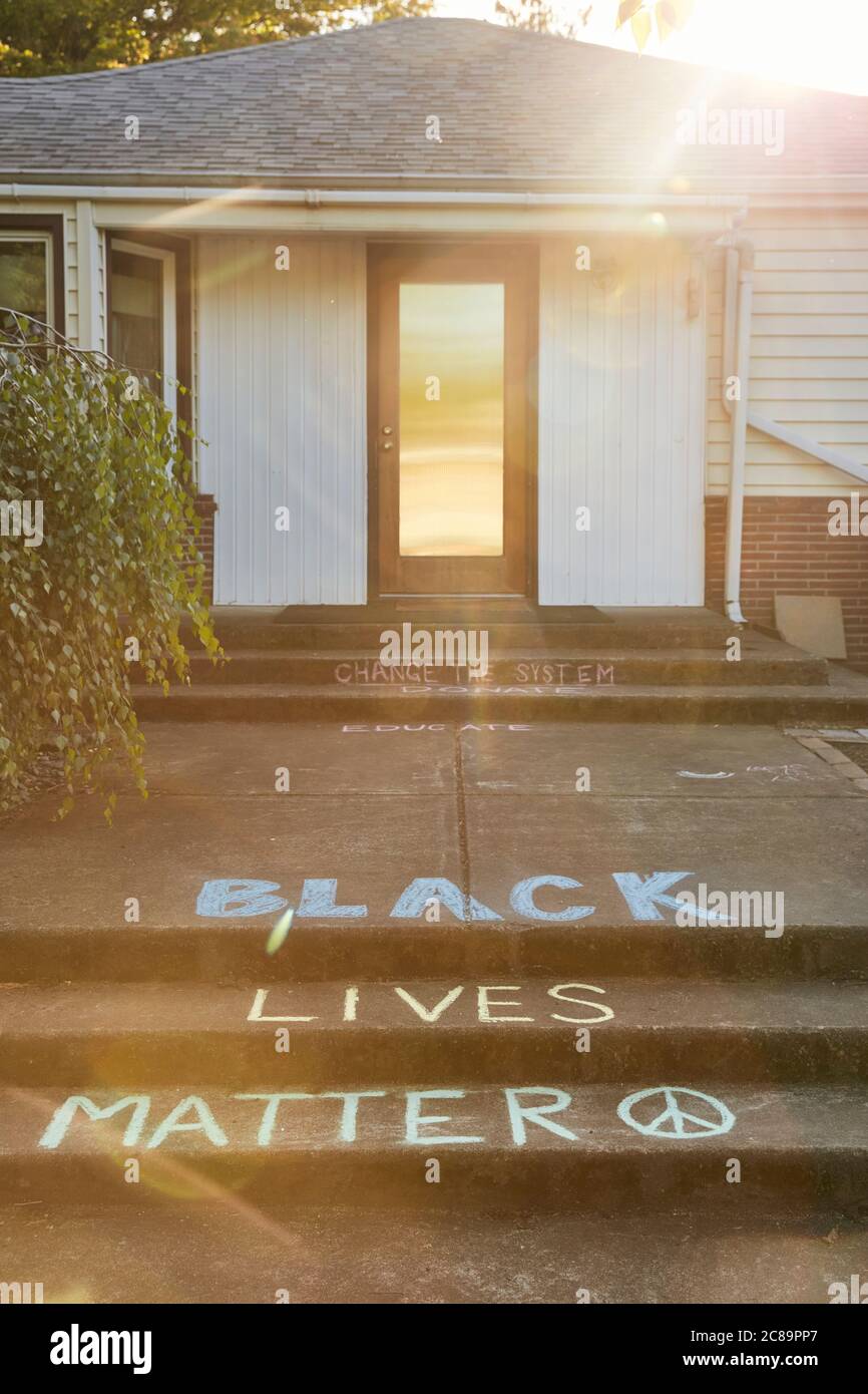 Portland, Oregon, USA - 2. Juni 2020: Das Sprichwort "Black Lives Matter" in Kreide vor einem Haus geschrieben, in dem die Sonne von hinten hereinströmt Stockfoto