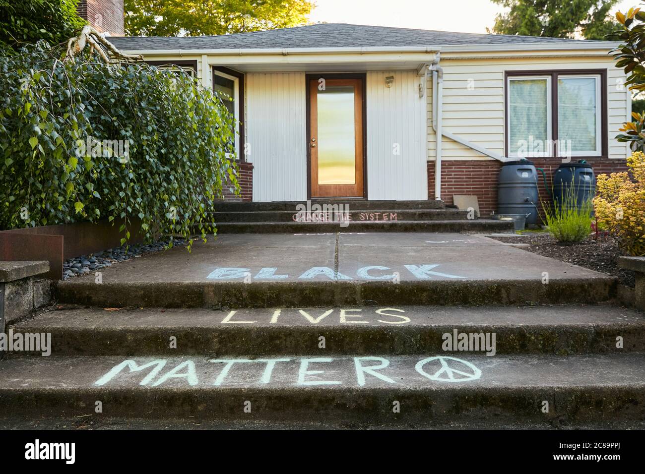 Portland, Oregon, USA - 2. Juni 2020: Low-Angle-Aufnahme eines Hauses im Stil der Mitte des Jahrhunderts mit dem Spruch "Black Lives Matter", vorne in Kreide geschrieben Stockfoto
