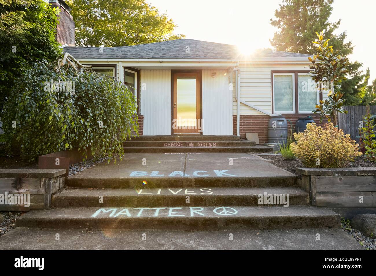 Portland, Oregon, USA - 2. Juni 2020: Low-Angle-Aufnahme eines Hauses im Stil der Mitte des Jahrhunderts mit dem Spruch "Black Lives Matter", vorne in Kreide geschrieben Stockfoto