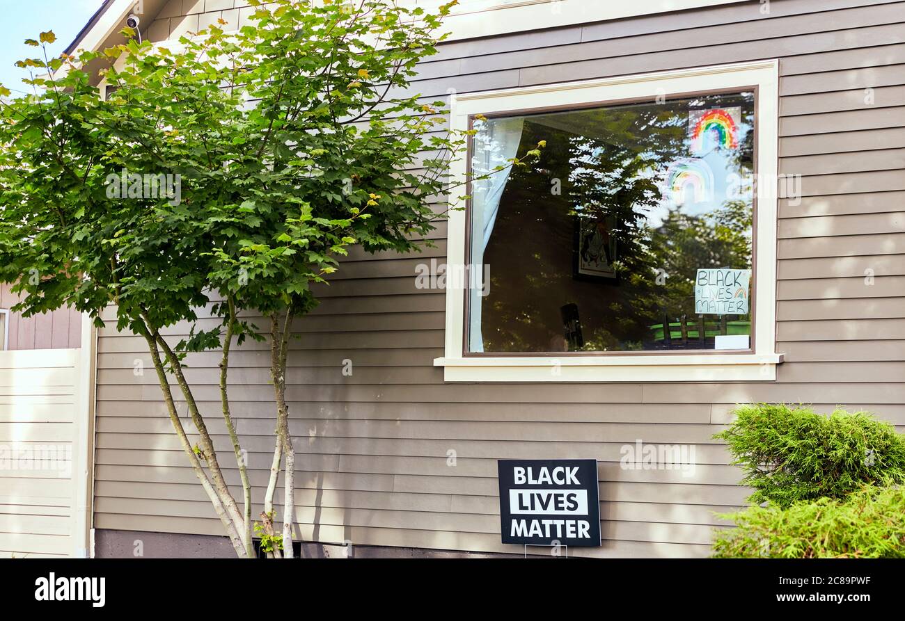 Portland, Oregon, USA - 10. Juni 2020: Ein Schild mit der schwarzen Menschenwelt an einer Haustür in Portland, Oregon. Stockfoto