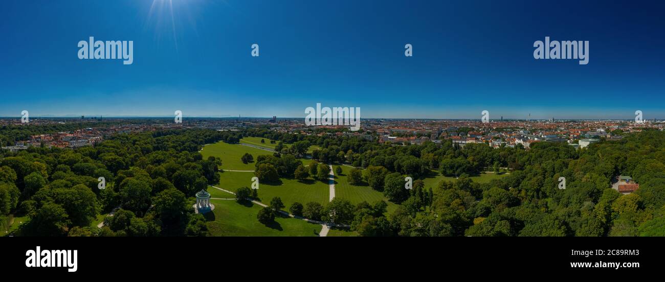 Parkblick über München - der beliebte Englische Garten aus der Hochansicht. Stockfoto