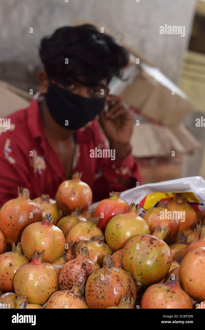 Hyderabad, Telangana, Indien. juli-20-2020: Granatapfel-Fruchtfahrzeug auf der Straße, Menschen tun ihre Arbeit mit Gesichtsmaske, Corona Pandemie Zeit Stockfoto