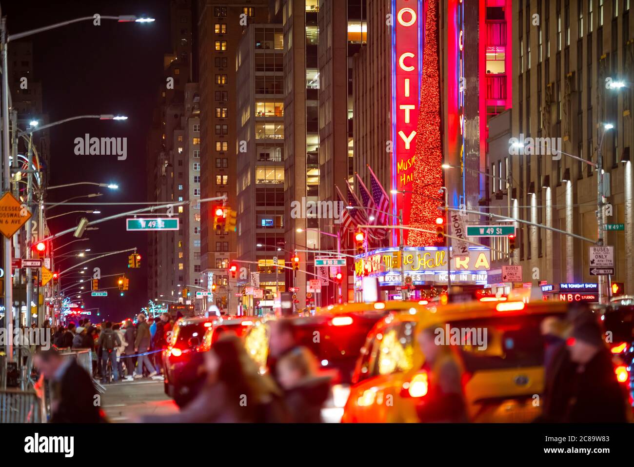Manhattan starker Verkehr zieht sich auf der 6th Avenue um die Radio City Music Hall Stockfoto