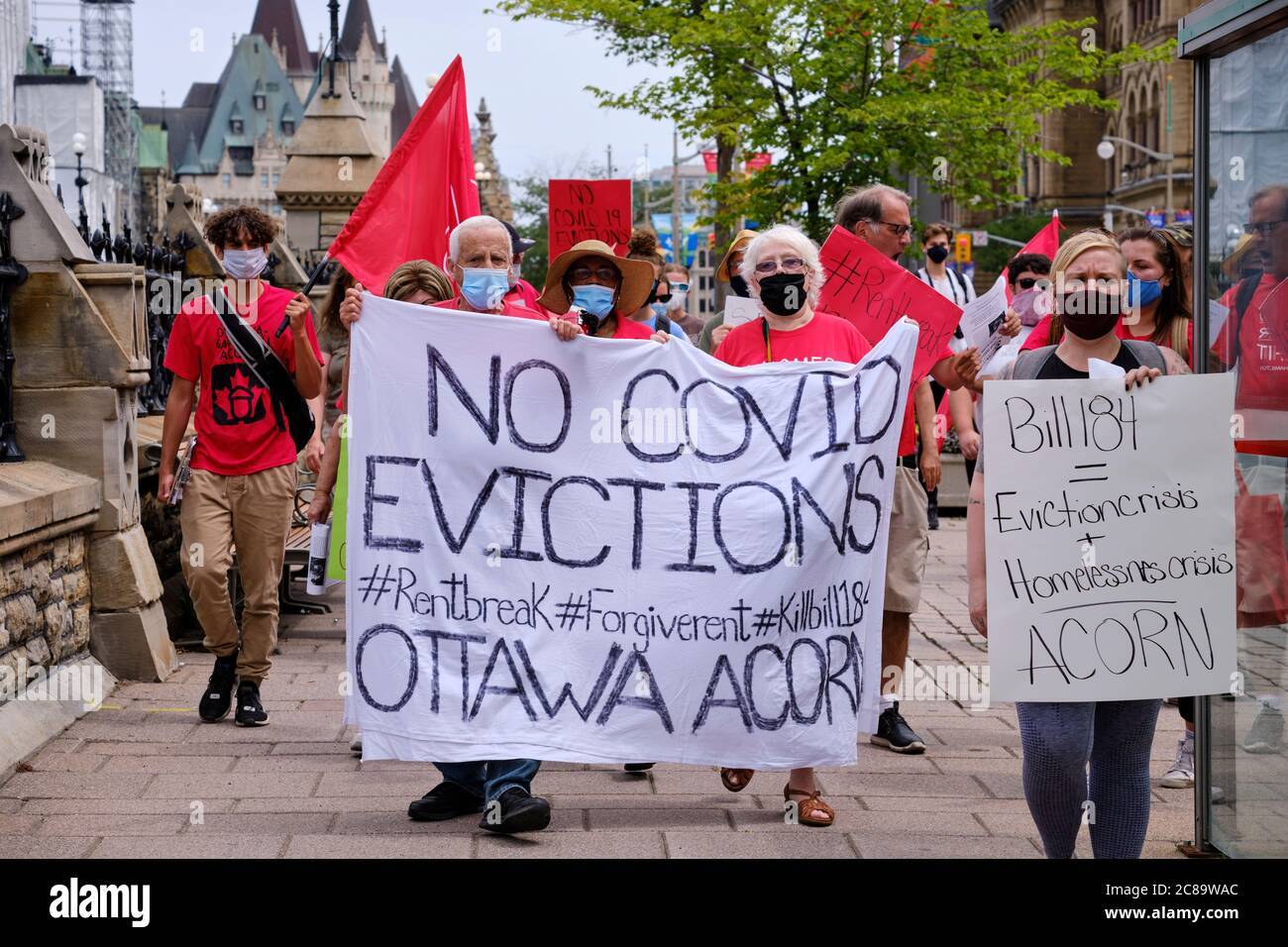 Ottawa, Kanada. Juli 2020. Demonstranten schließen sich ACORN Kanada ist vor dem parlament und den Straßen der Stadt Aufruf für die Verlängerung der Ontario Miete Vergebung und Räumung Moratorium während der Pandemie, und die Beendigung der RECHNUNG 184, die es einfacher für Vermieter Mieter in Ontario zu vertreiben macht, wie die Covid19-Krise weiter. ACORN Canada ist eine unabhängige nationale Organisation von Familien mit niedrigem und mittlerem Einkommen. Kredit: Meanderingemu. Alamy Live Nachrichten Stockfoto