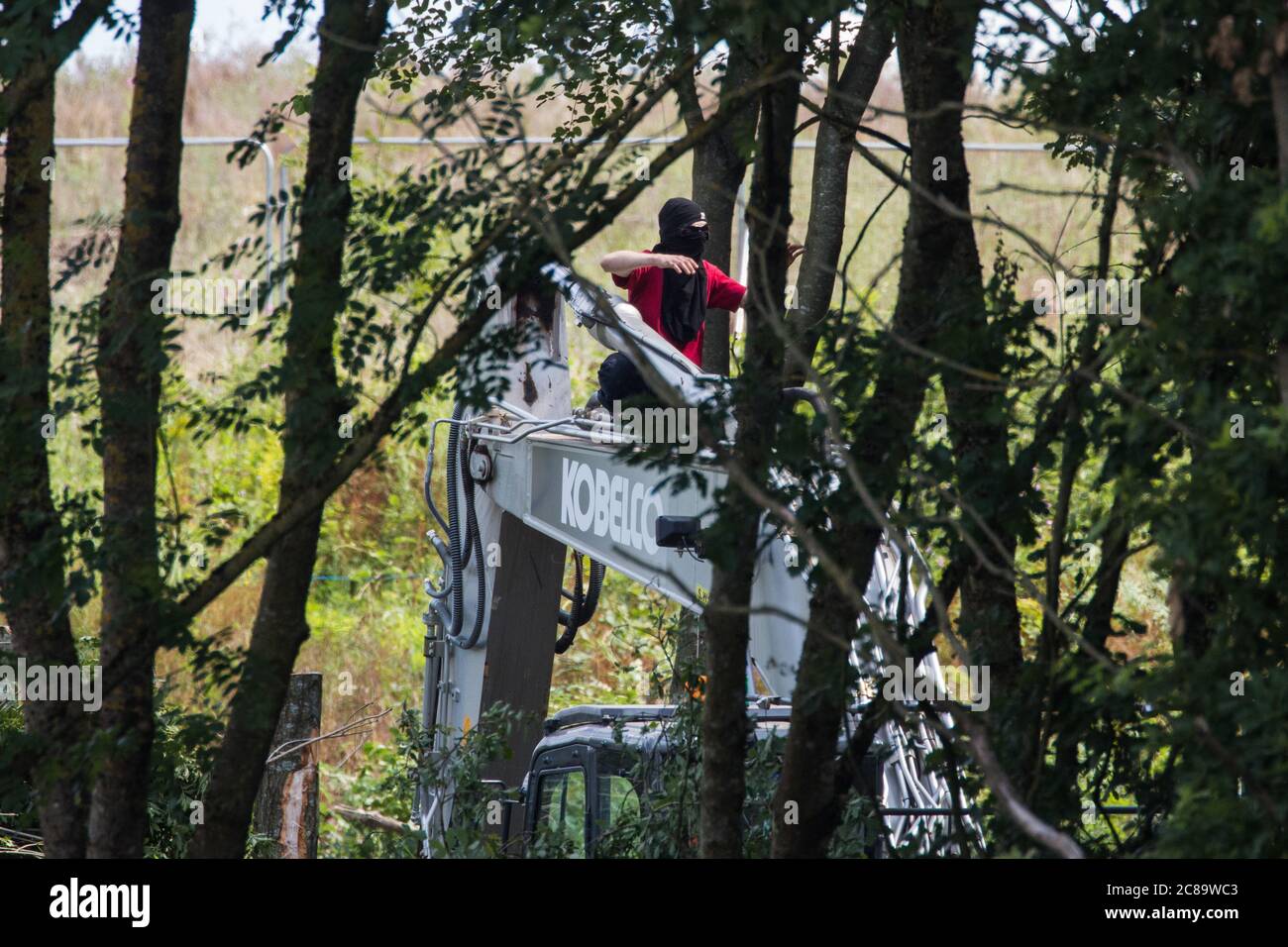 Harefield, Großbritannien. Juli 2020. 22 Ein Aktivist von HS2 Rebellion nimmt schwere Maschinen in Anspruch, um den Baumschlag für HS2 neben der Harvil Road zu verzögern. Mehrere Umweltaktivisten besetzten Maschinen und Bäume aus Protest gegen die Hochgeschwindigkeitsstrecke, die derzeit 106 Mrd. £kosten wird und während der geplanten 120-jährigen Lebensdauer einen Nettobeitrag zu den CO2-Emissionen leisten wird. Kredit: Mark Kerrison/Alamy Live Nachrichten Stockfoto