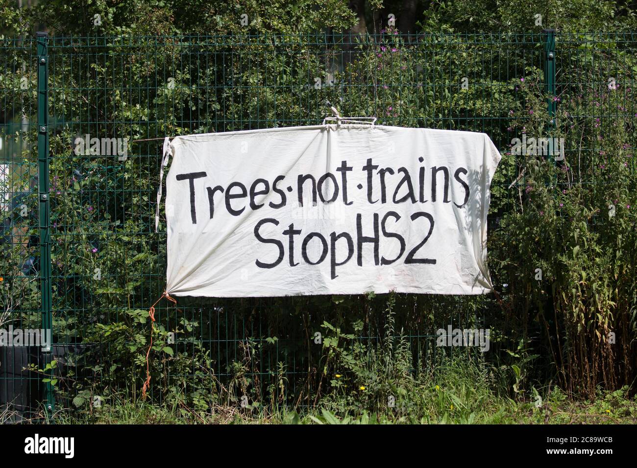 Harefield, Großbritannien. Juli 2020. 22 Ein Banner, das Umweltaktivisten während des Baumfällens für die Hochgeschwindigkeits-Eisenbahnverbindung HS2 entlang der Harvil Road an einen Zaun des Geländes hefteten. Umweltaktivisten von Stop HS2 und HS2 Rebellion protestieren weiterhin gegen HS2, das derzeit £106 Mrd. kosten wird und während seiner geplanten 120-jährigen Lebensdauer einen Nettobeitrag zu den CO2-Emissionen aus einer Reihe von Wildtierschutzcamps entlang seiner Route leisten wird. Kredit: Mark Kerrison/Alamy Live Nachrichten Stockfoto