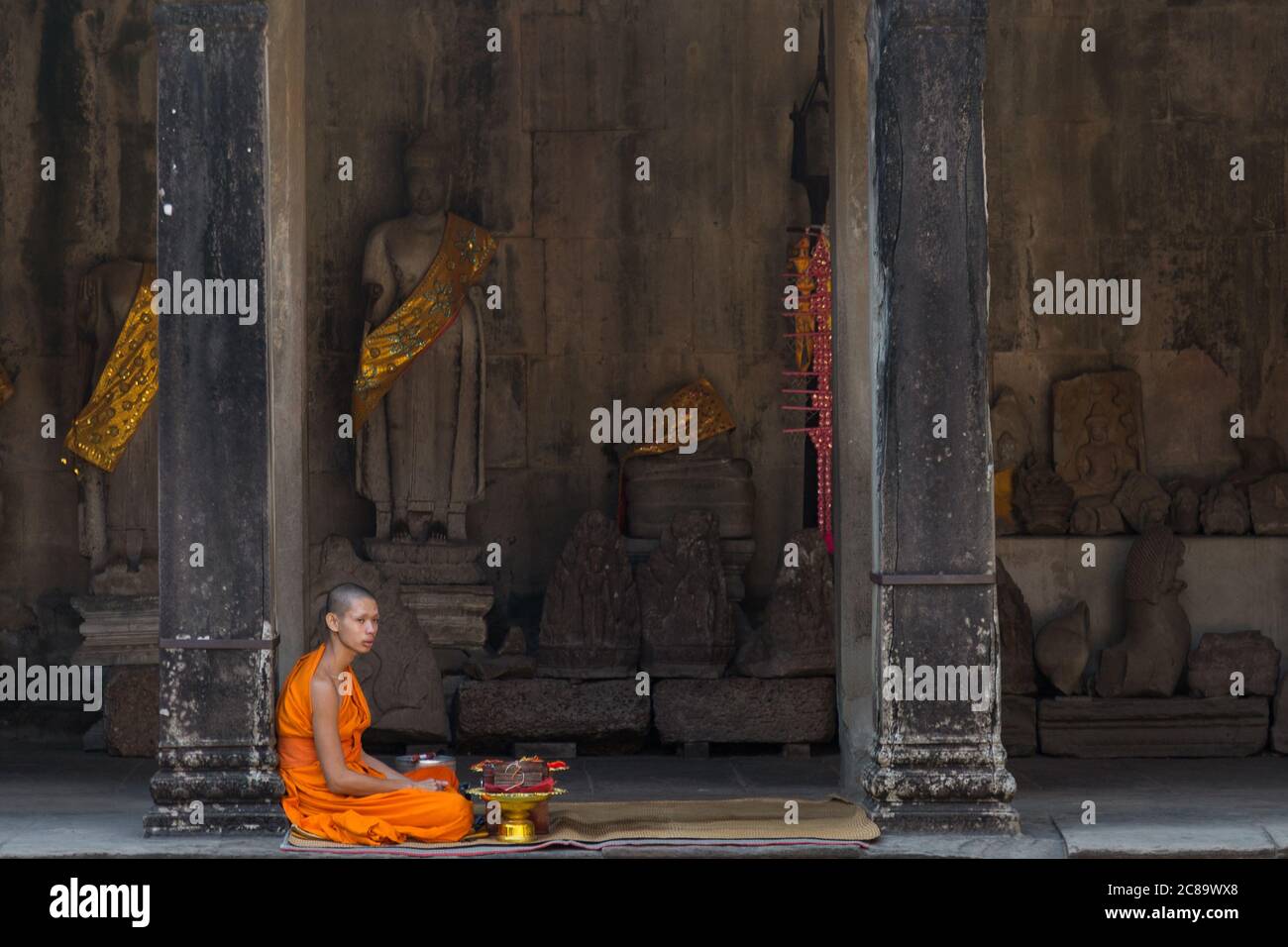 Siem Reap Angkor Wat Kambodscha 8/12/2013 Mönche in orangen Roben in Meditation Stockfoto
