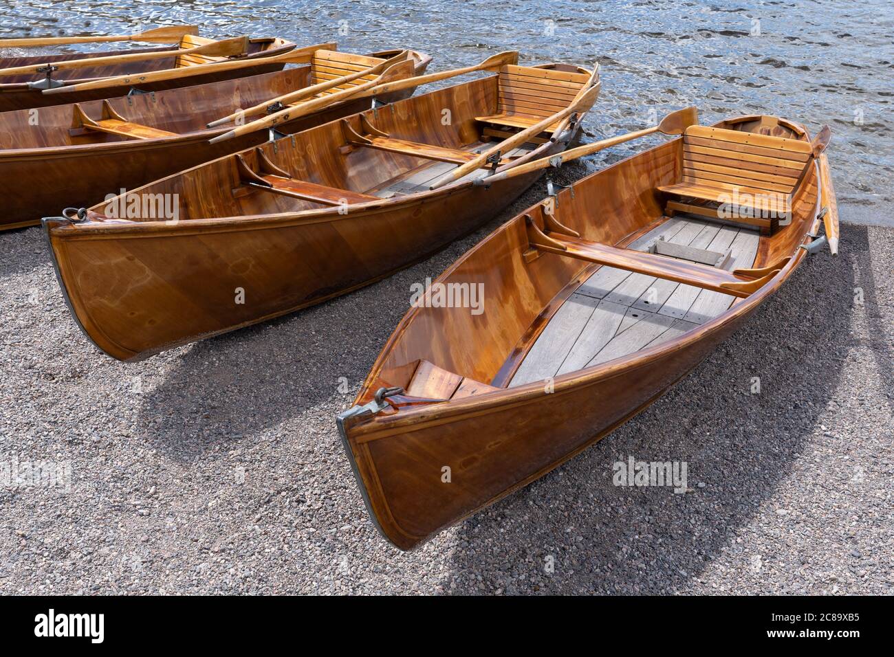 Ruderboote aus Holz am Ufer eines Sees Stockfoto