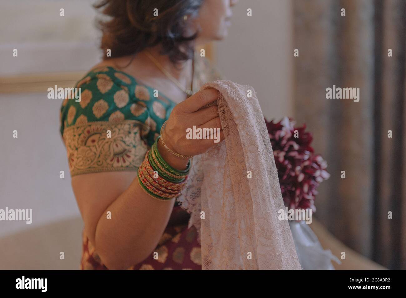 Sri Lankas Hochzeit traditionelle Mutter hält Brautschleier Stockfoto