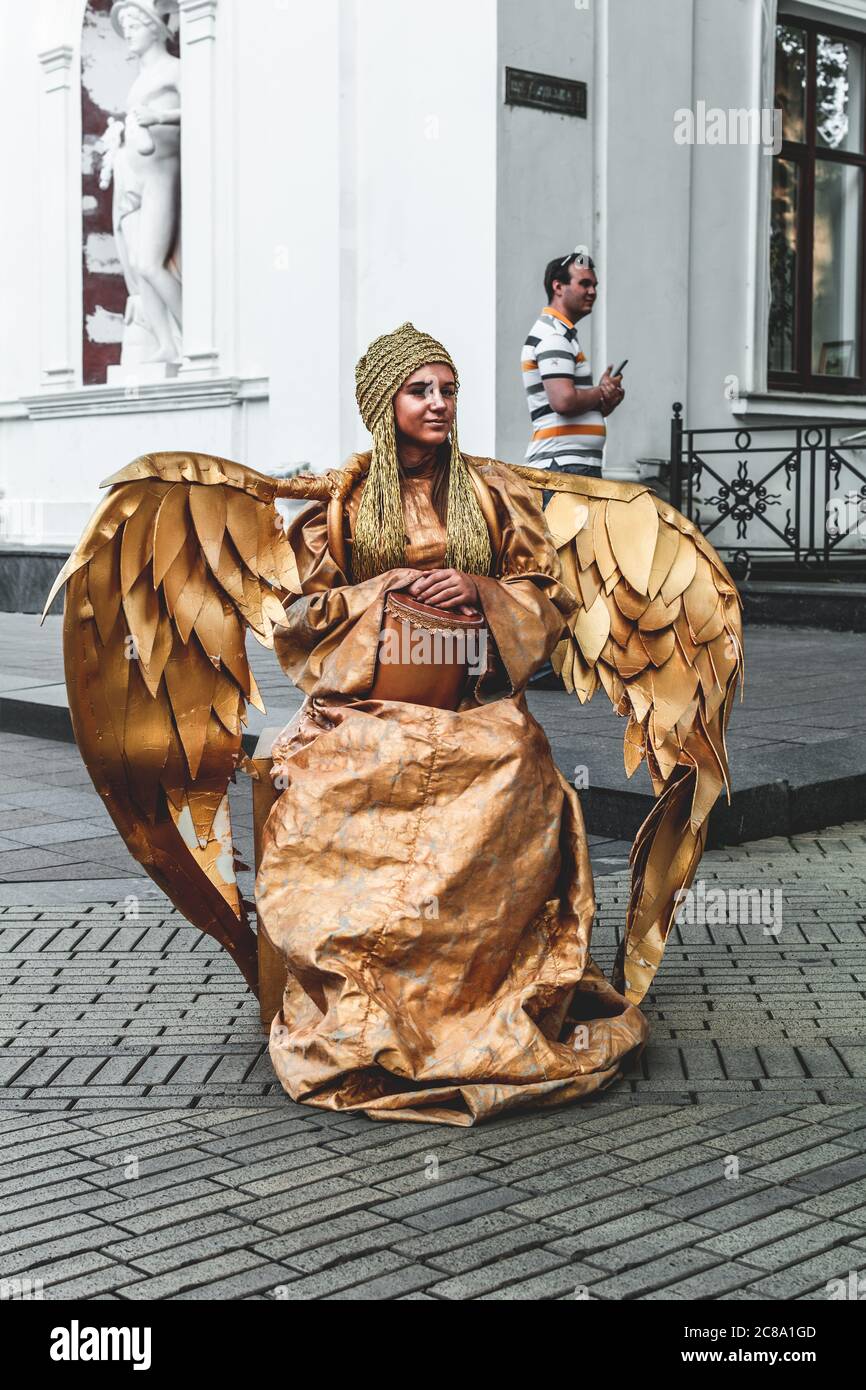 Ukraine, Odessa, Istanbul Park - 23. August 2019: Lebende Statue eines goldenen Engelsmädchens mit Flügeln im Istanbul Park in der Nähe des Odessa Handelshafens Stockfoto