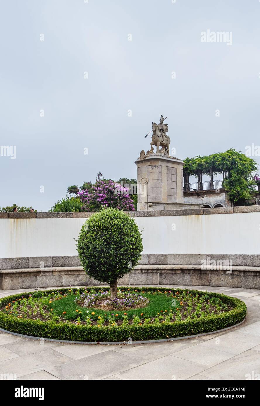 Braga, Portugal. Statue des Heiligen Longinus ein Pferd Reiten auf der Oberseite des Bom Jesus do Monte Heiligtum. Barocke Architektur Stockfoto
