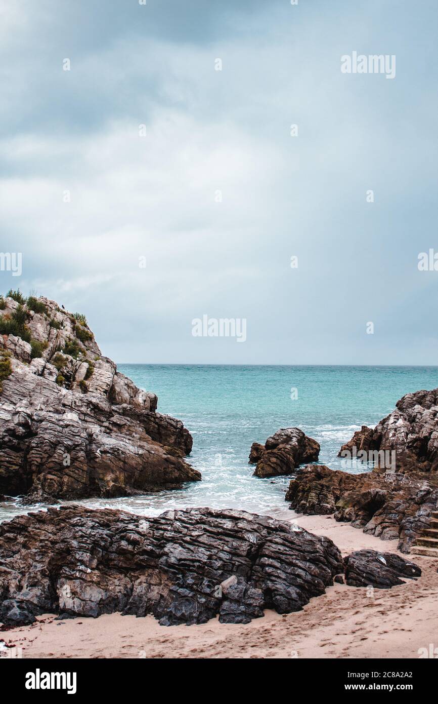 Bild vom Meer mit Felsen. Stockfoto