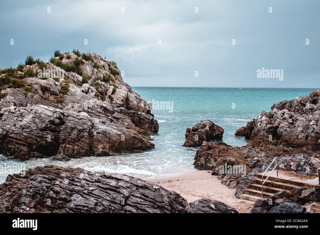 Bild vom Meer mit Felsen. Stockfoto