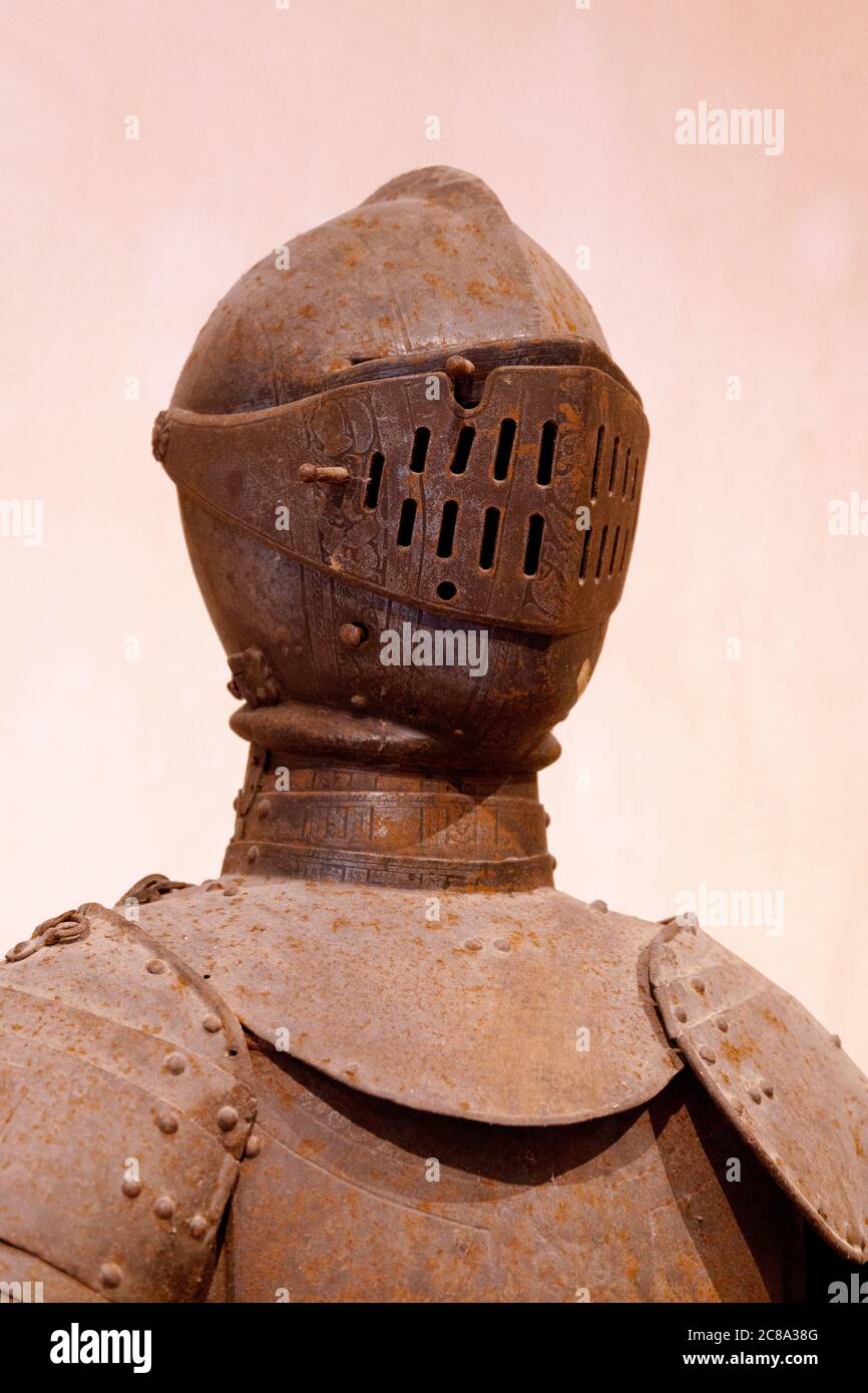 Nahaufnahme eines Armes, einer Art Helm, der im 15. Jahrhundert entwickelt wurde. Stockfoto