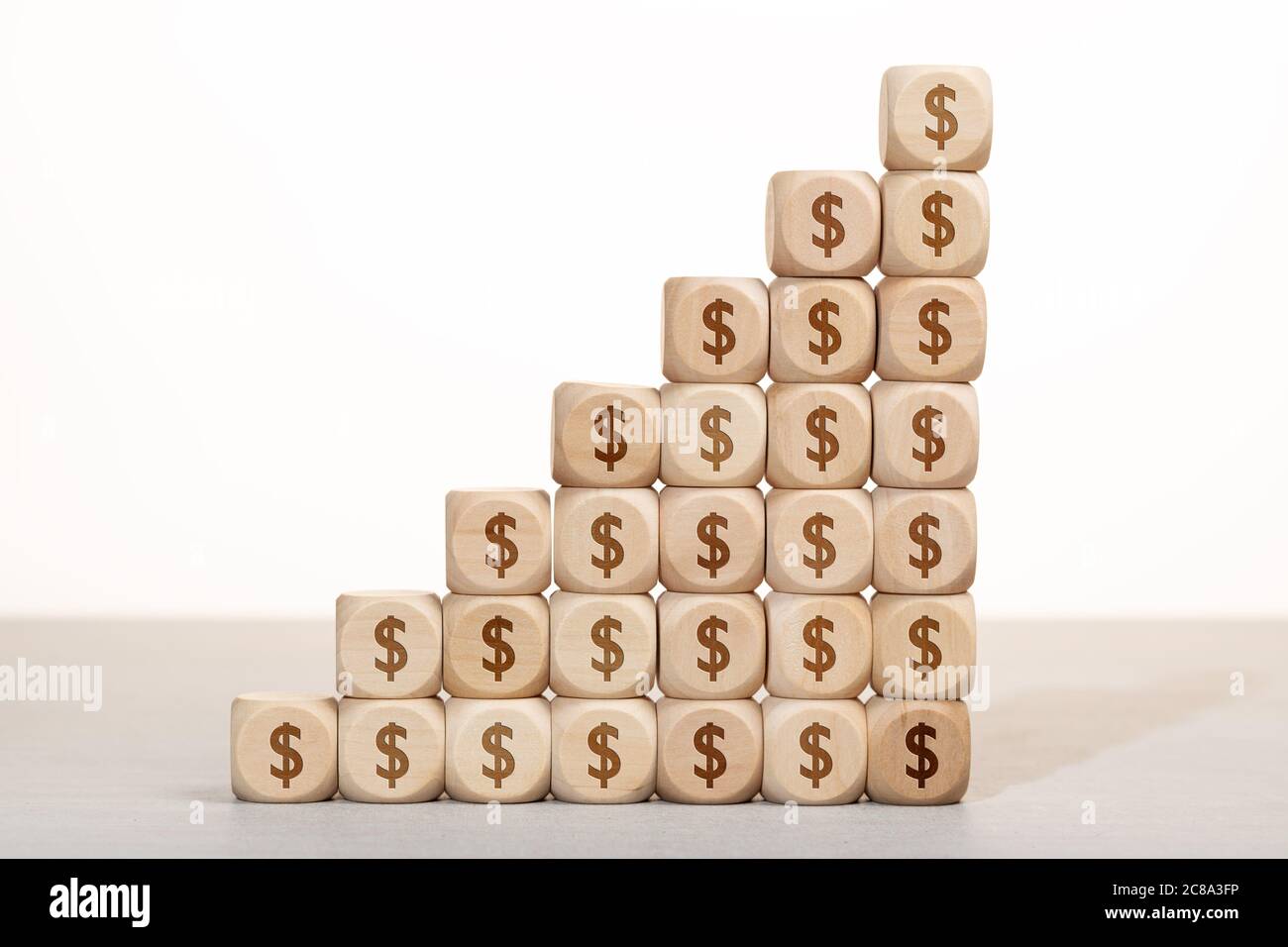 Wachstum, Reichtum oder Reichtum Konzept. Gruppe von Holzblöcken mit Dollar-Symbol gestapelt Stockfoto