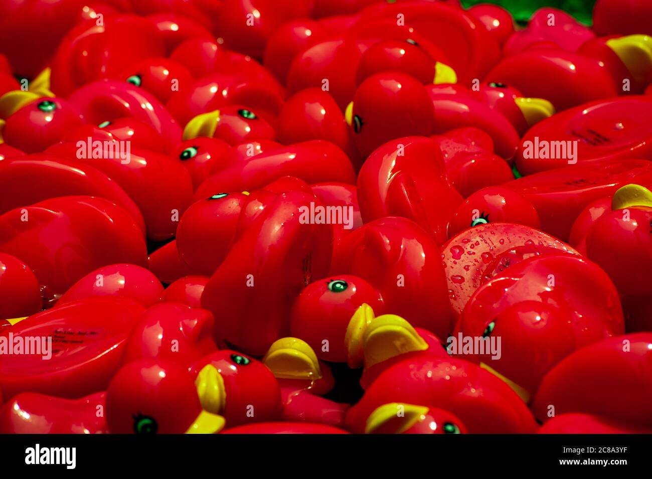 Leuchtend Rote Kunststoffducks Stockfoto