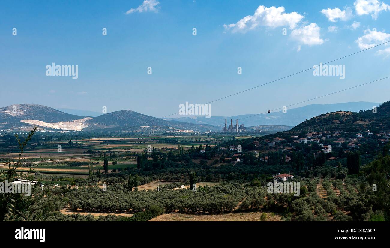 Yatagan Thermalkraftwerk Blick von einem Dorf Stockfoto
