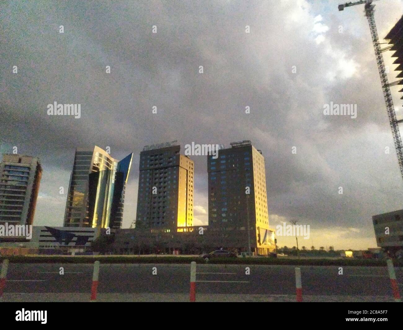 Dubai Gate 1 ist ein moderner Wohnkomplex in der Wahrzeichen-Entwicklung der Jumeirah Lake Towers. Das ist ein 35-stöckiges Hochhaus mit einem Interes Stockfoto