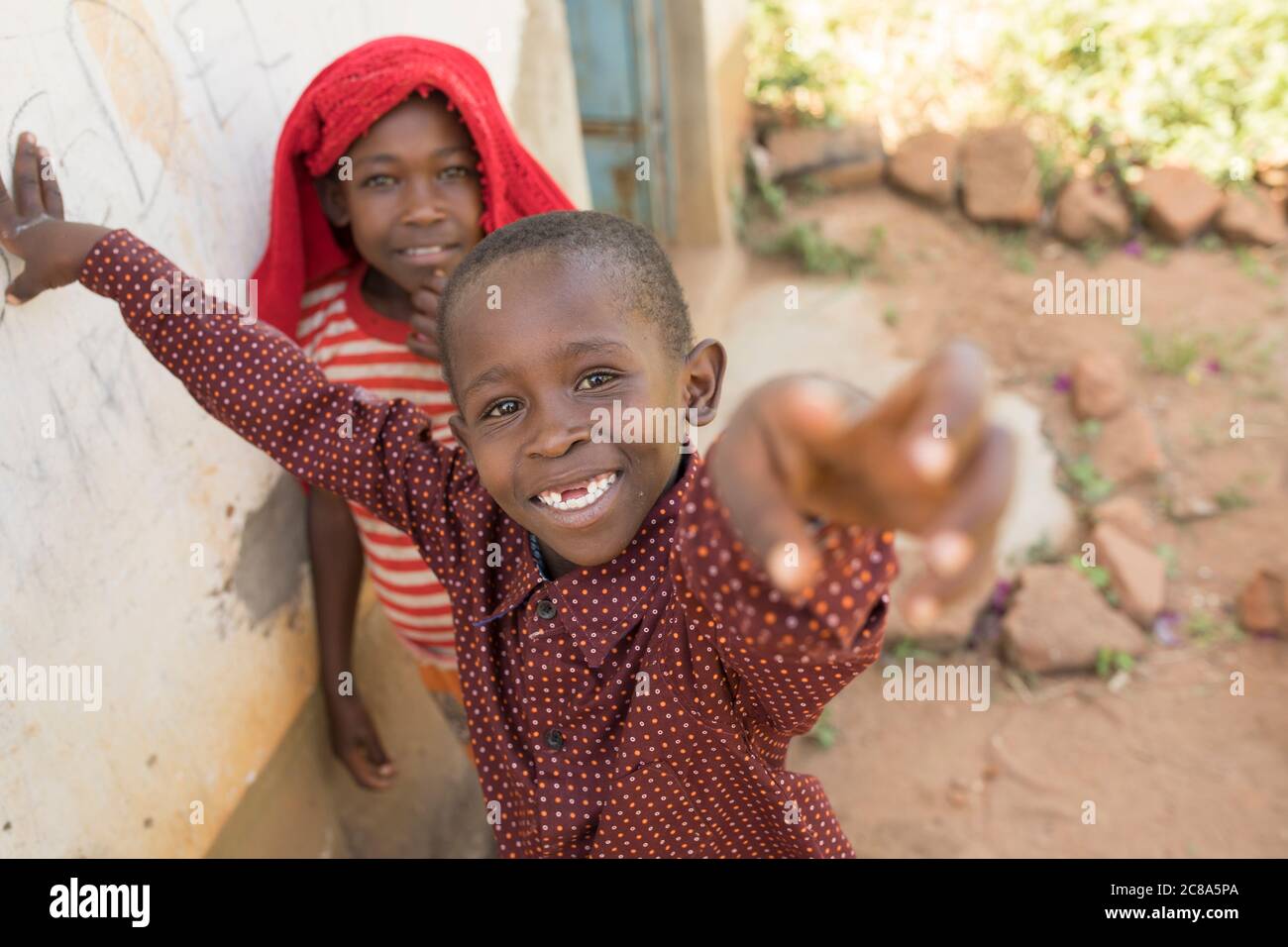 Gesichter von lächelnden, glücklichen Kindern im Makueni County, Kenia. Stockfoto