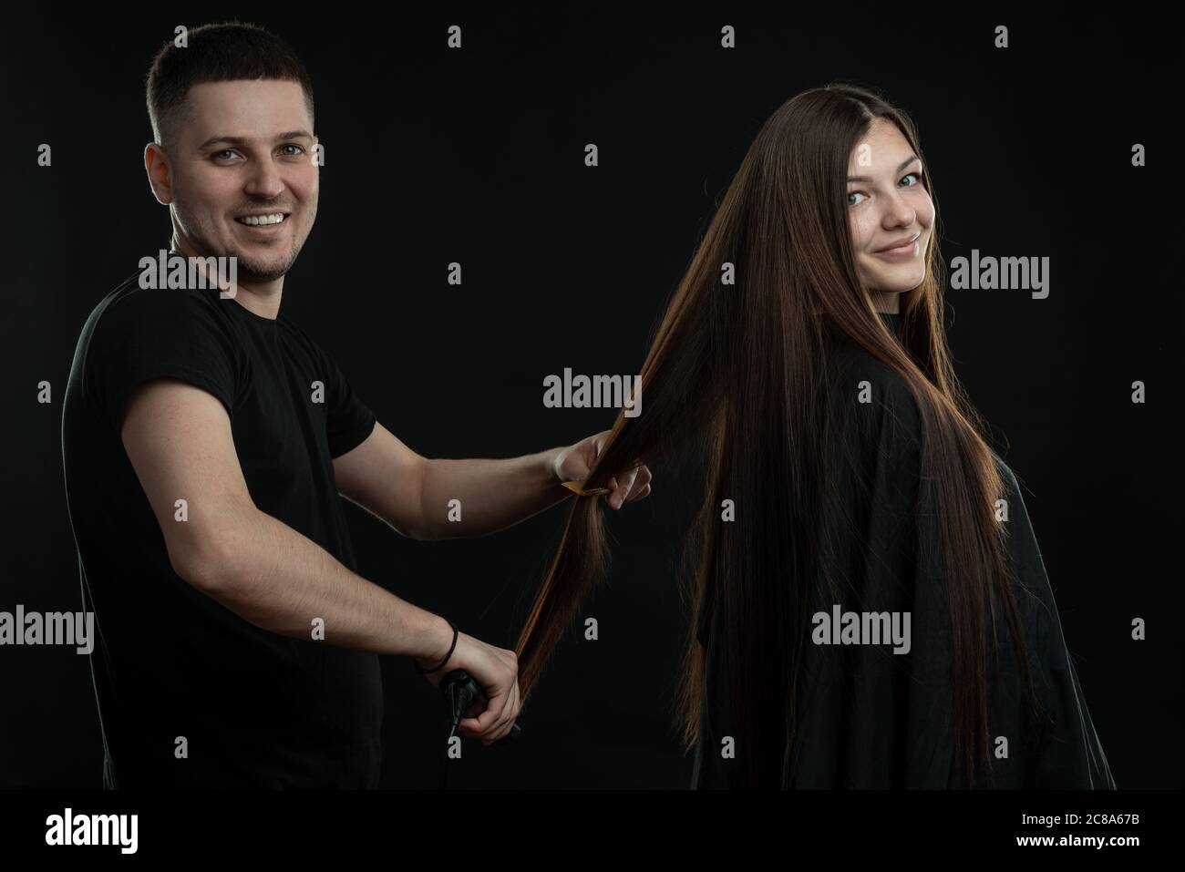 Keratin Erholung und Behandlung mit professionellem Eisen-Werkzeug. Laminiert lange dunkel glänzendes Haar Stockfoto