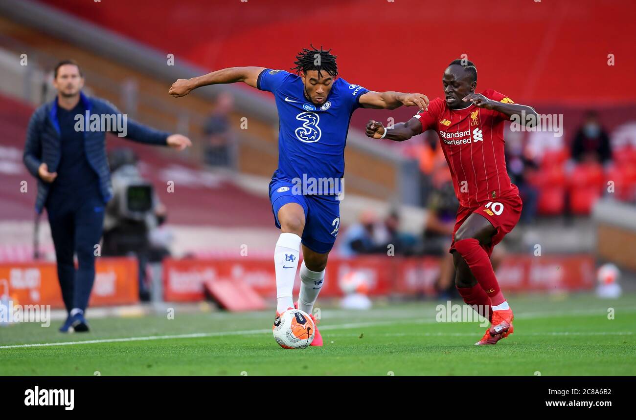 Chelsea's Reece James (links) und Liverpools Sadio Mane kämpfen während des Premier League-Spiels in Anfield, Liverpool, um den Ball. Stockfoto