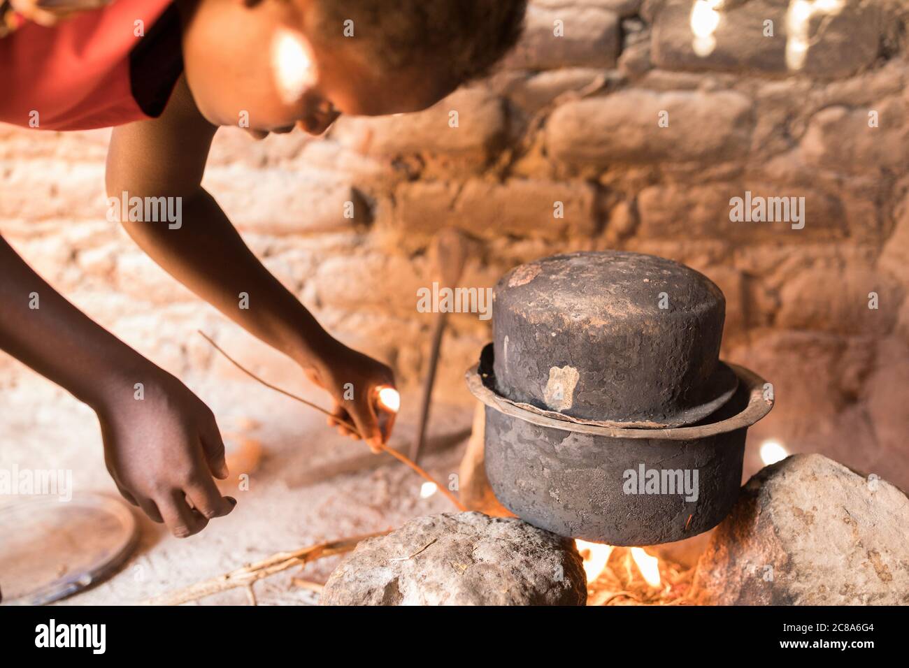 Mary Muinde (20), Regina Mwangangigis Schwiegertochter, kocht am offenen Feuer im Haus ihrer Familie im Makueni County, Kenia. LWR Isaiah 58 Projekt - Stockfoto