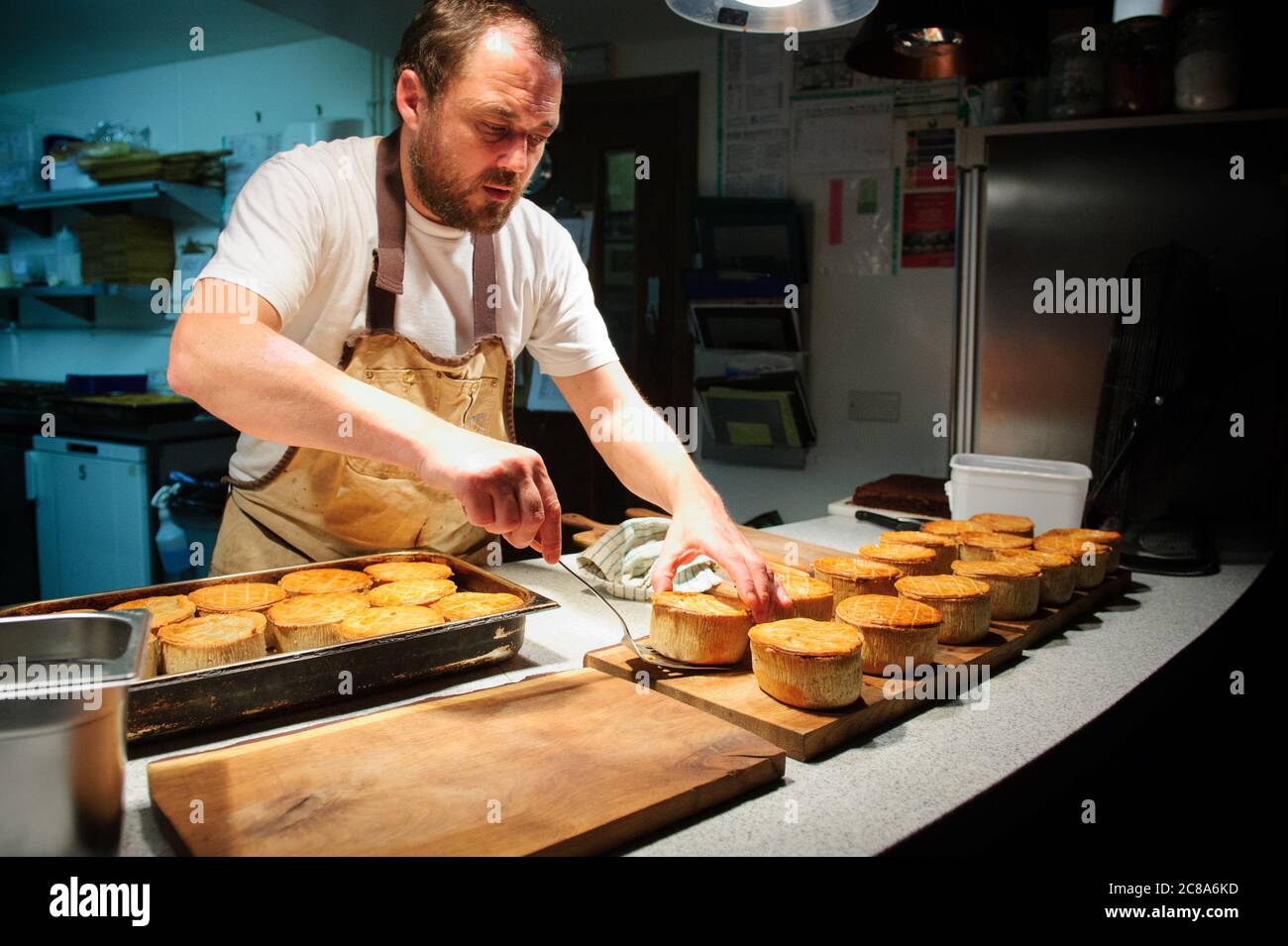 Der Koch bereitet sich darauf vor, köstliche Pie-Platte in einem Gastro-Pub-Restaurant zu servieren. Stockfoto