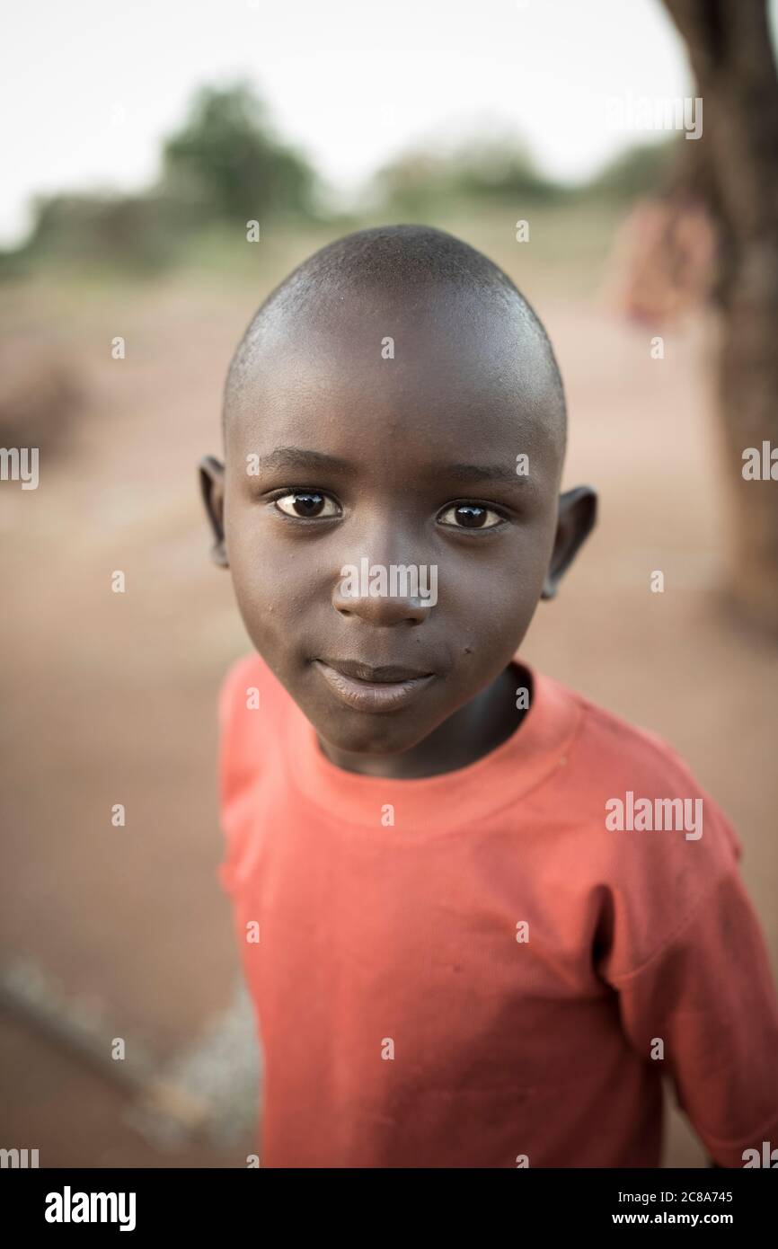 Porträt eines Jungen mit stechenden Augen im ländlichen Makueni County, Kenia, Ostafrika. Stockfoto