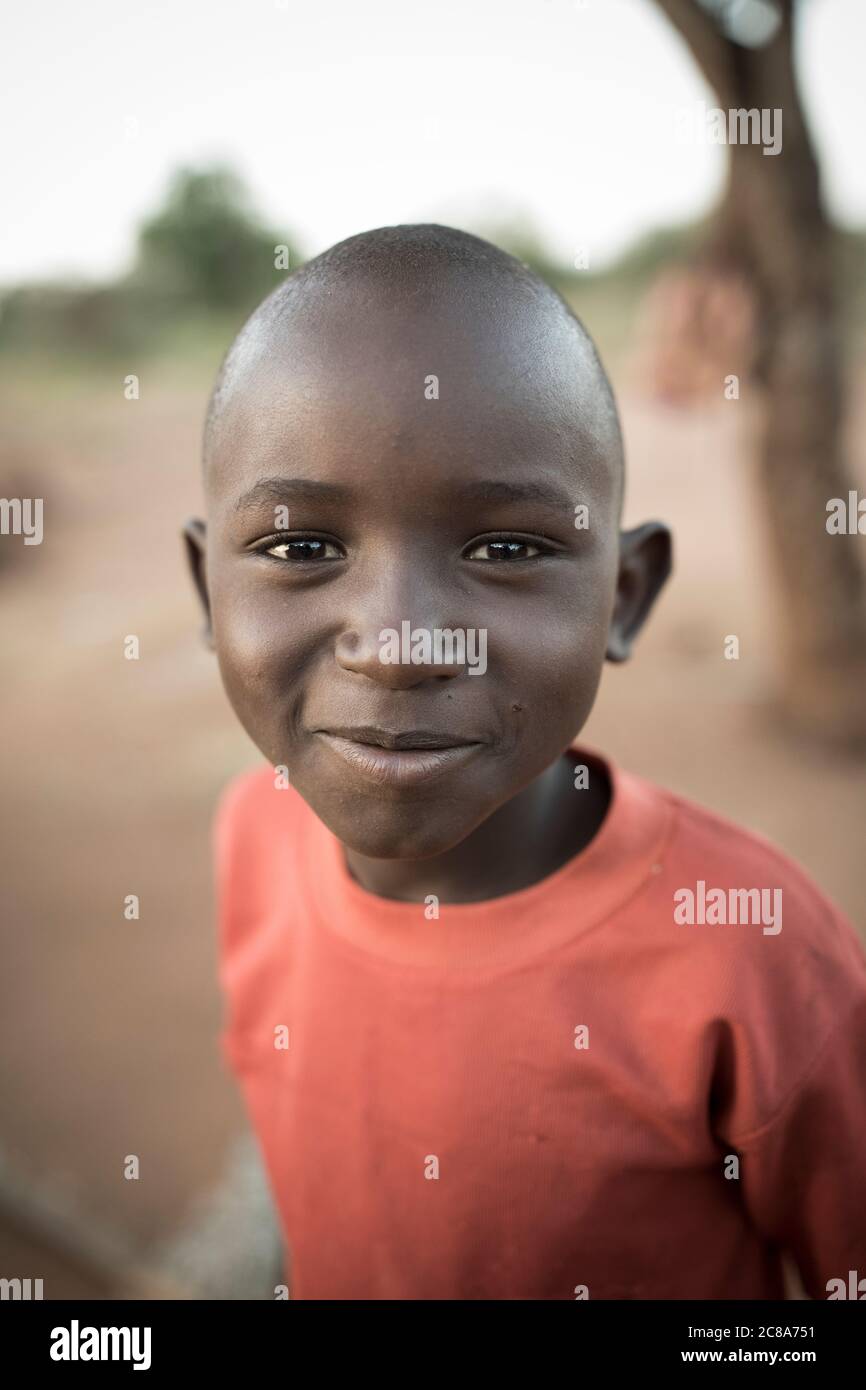 Porträt eines grinsenden Jungen, 7 Jahre alt, im Makueni County, Kenia. Stockfoto