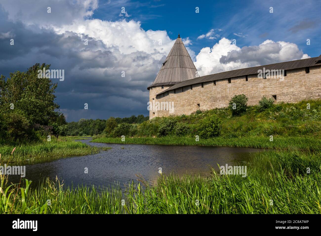 Alte Ladoga Festung am Flussufer Stockfoto