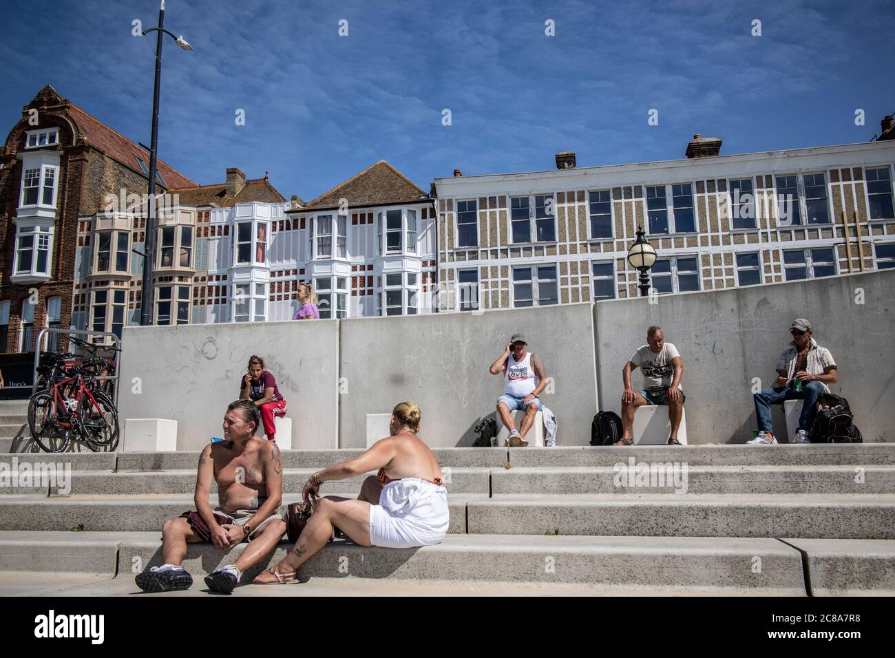 Englische Küstenstadt Margate zeigt Anzeichen für eine Erholung nach der Coronavirus-Sperre mit Touristen und lokalen Besuch der Küstenstadt, Kent, Großbritannien Stockfoto