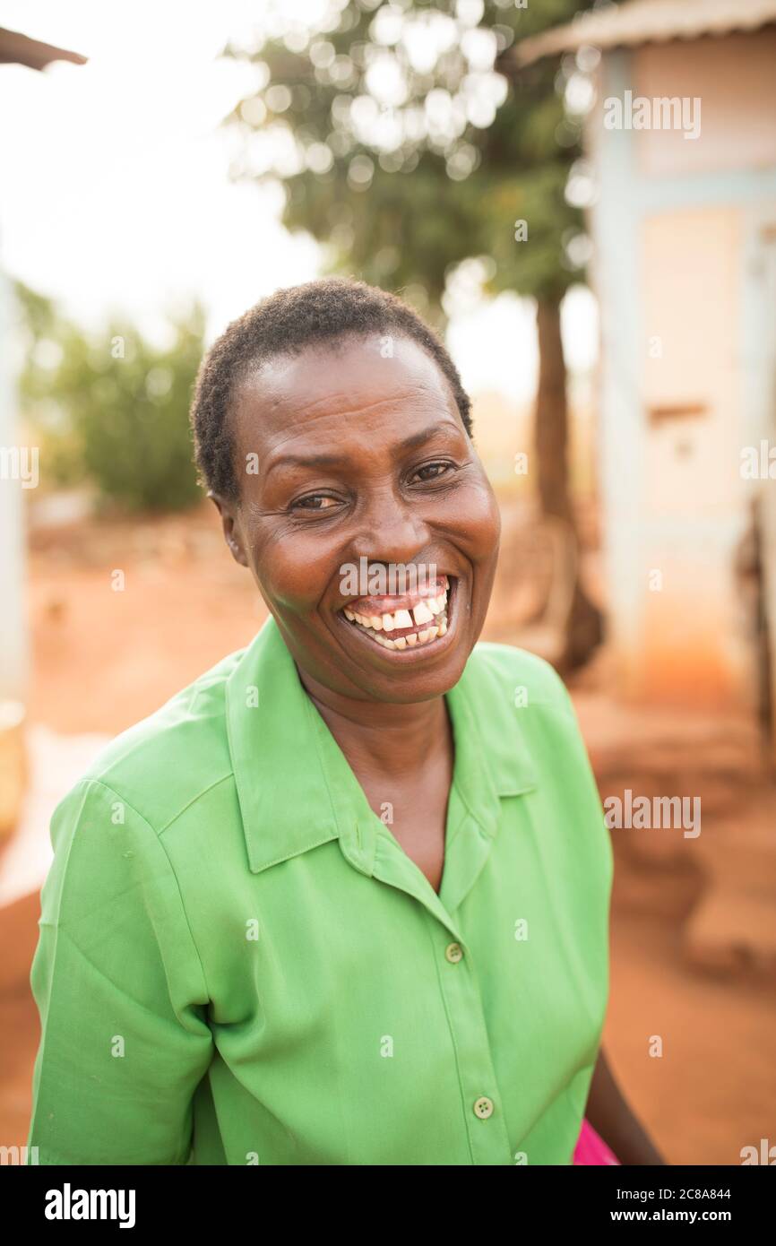 Porträt einer lachenden Frau im Makueni County, Kenia, Ostafrika. Stockfoto