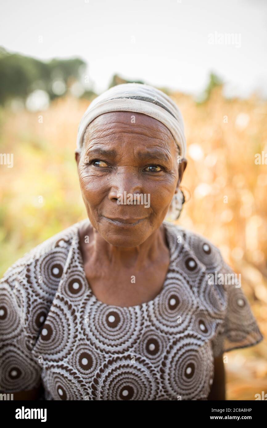 Porträt einer älteren Frau - blind auf einem Auge - in traditioneller afrikanischer Kleidung in Makueni County, Kenia, Ostafrika. Stockfoto