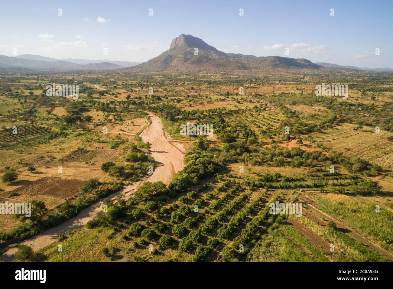 Nzaui Felsen ragt über Ackerland, Obstgärten und saisonale Flüsse in Makueni County, Kenia, Ostafrika. Stockfoto