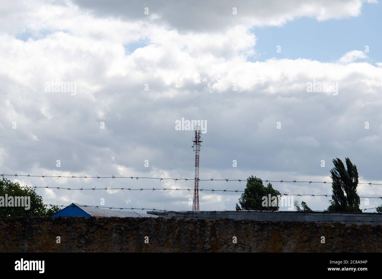 Telekommunikationsturm mit 4G-, 5G-Sendern. Mobilfunkbasisstation mit Sendeantennen auf einem Telekommunikationsturm gegen den blauen Himmel Stockfoto