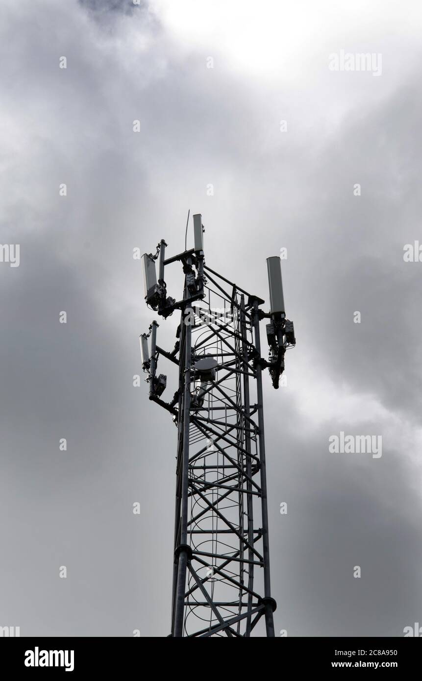Telekommunikationsturm mit 4G-, 5G-Sendern. Mobilfunkbasisstation mit Sendeantennen auf einem Telekommunikationsturm gegen den blauen Himmel Stockfoto