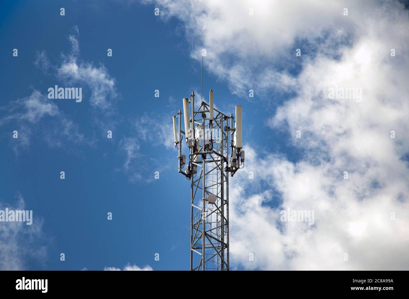 Telekommunikationsturm mit 4G-, 5G-Sendern. Mobilfunkbasisstation mit Sendeantennen auf einem Telekommunikationsturm gegen den blauen Himmel Stockfoto