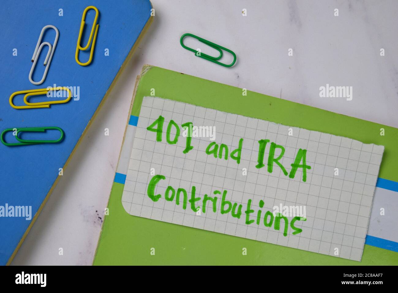 401 und IRA geben Text auf Haftnotizen ab, die auf dem Schreibtisch isoliert sind. Stockfoto 401 und IRA geben Text auf Haftnotizen ab, die auf dem Schreibtisch isoliert sind. Stockfoto