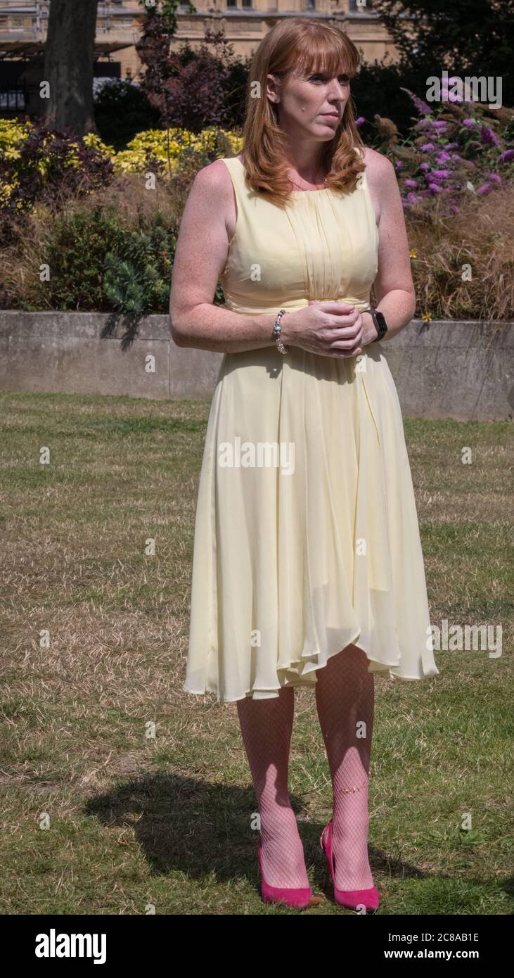 London, Großbritannien. Juli 2020. Angela Rayner, Abgeordnete der britischen Partei, Labour Party Shadow First Secretary of State und Mitglied des Parlaments für Ashton-under-Lyne, wird in einem sommerlich gelben Kleid auf College Green in Westminster interviewt. Kredit: Imageplotter/Alamy Live Nachrichten Stockfoto