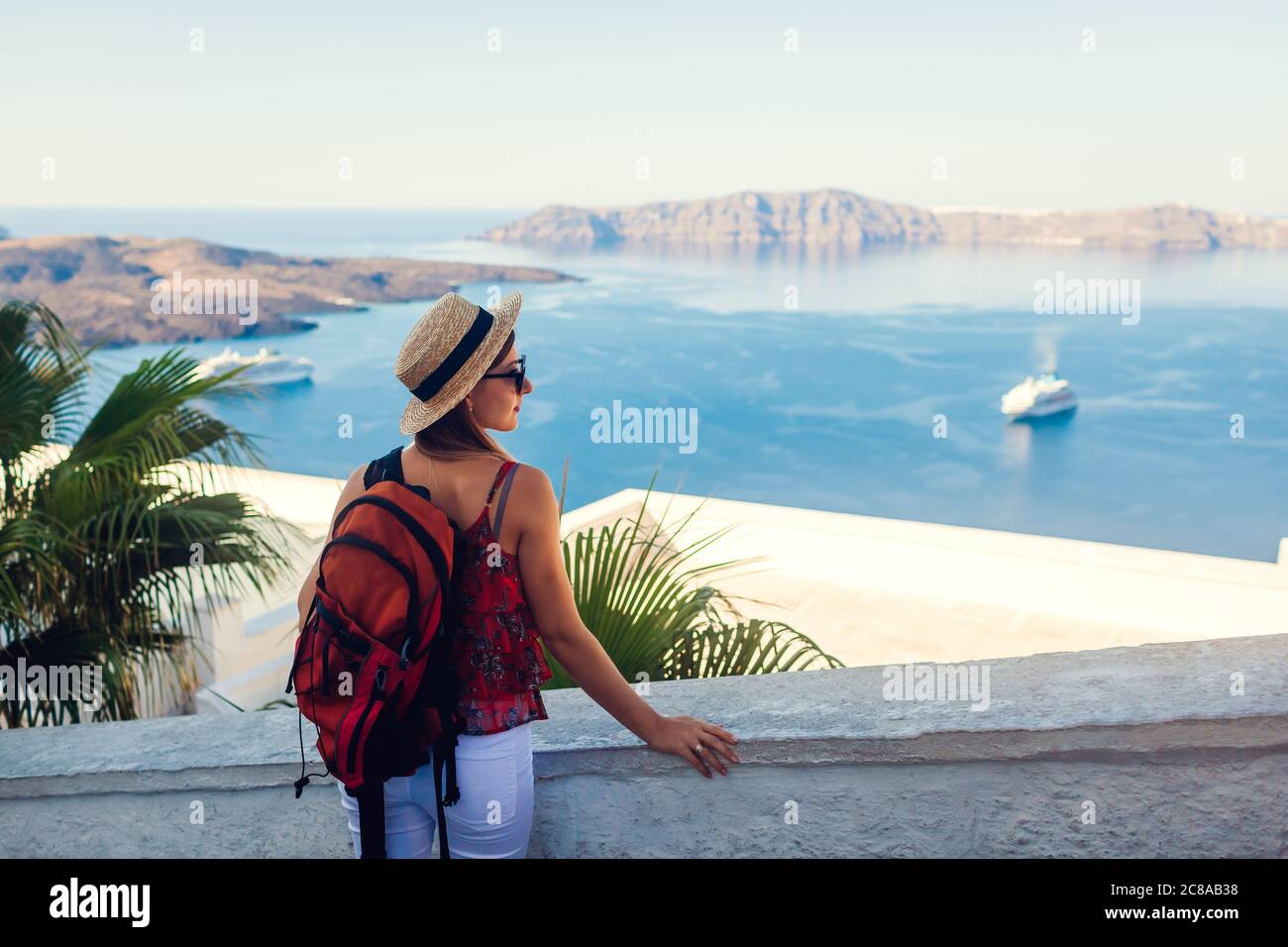 Frau Reisende Blick auf Caldera Landschaft, Santorini Insel, Griechenland. Tourismus, Reisen, Sommerurlaub Stockfoto Frau Reisende Blick auf Caldera Landschaft, Santorini Insel, Griechenland. Tourismus, Reisen, Sommerurlaub Stockfoto