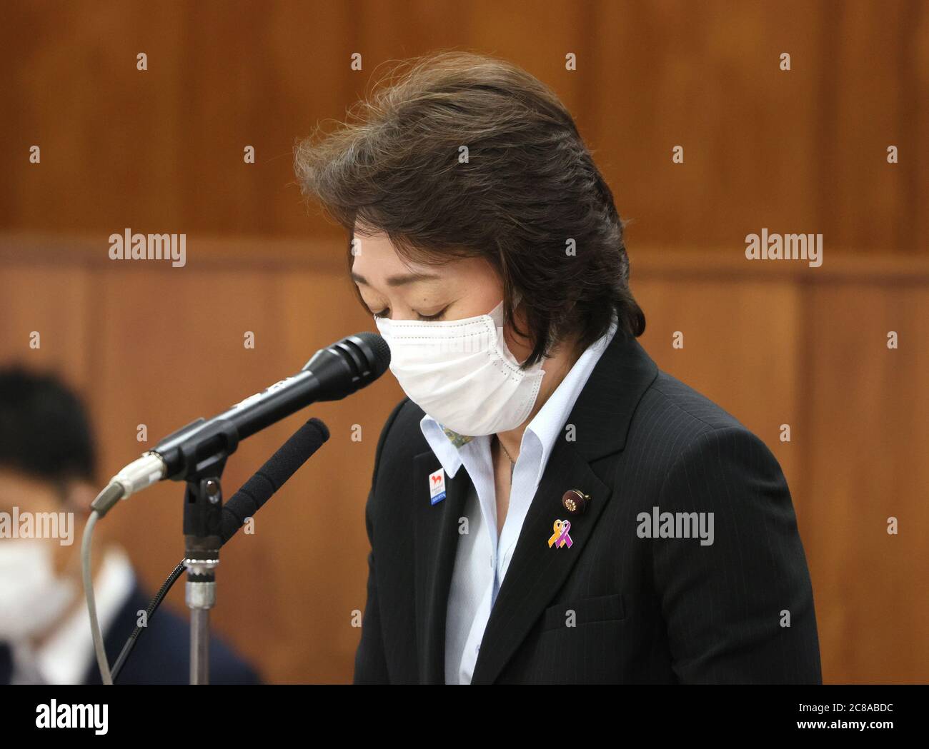 Tokio, Japan. Juli 2020. Der japanische Olympiaminister Seiko Hashimoto beantwortet eine Frage bei der Sitzung des Bildungsausschusses des Oberhauses am Mittwoch, dem 22. Juli 2020, im Nationaldiät in Tokio. Quelle: Yoshio Tsunoda/AFLO/Alamy Live News Stockfoto