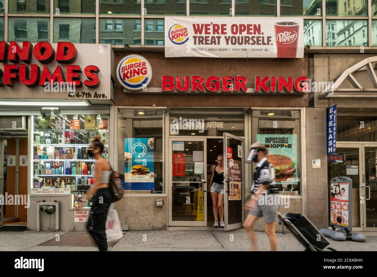 Ein Burger King wirbt am Tag seiner Einführung, Dienstag, 14. Juli 2020, in New York für seine vererbten Methanemissionen Beef Whopper. Die verringerte Methanemission Rindfleisch senkt die Menge an Methan von Kühen emittiert eine wichtige Quelle des Klimawandels. Die Kühe werden in ihrer Ernährung mit Zitronengras gefüttert, was die Emissionen um bis zu 33% reduziert. (© Richard B. Levine) Stockfoto