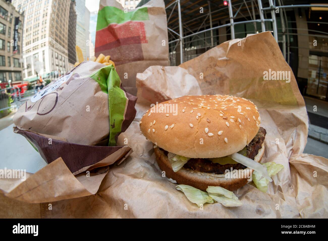 Burger King reduziert Methanemissionen Beef Whoppers in New York am Tag seiner Einführung, Dienstag, 14. Juli 2020. Die verringerte Methanemission Rindfleisch senkt die Menge an Methan von Kühen emittiert eine wichtige Quelle des Klimawandels. Die Kühe werden in ihrer Ernährung mit Zitronengras gefüttert, was die Emissionen um bis zu 33% reduziert. (© Richard B. Levine) Stockfoto